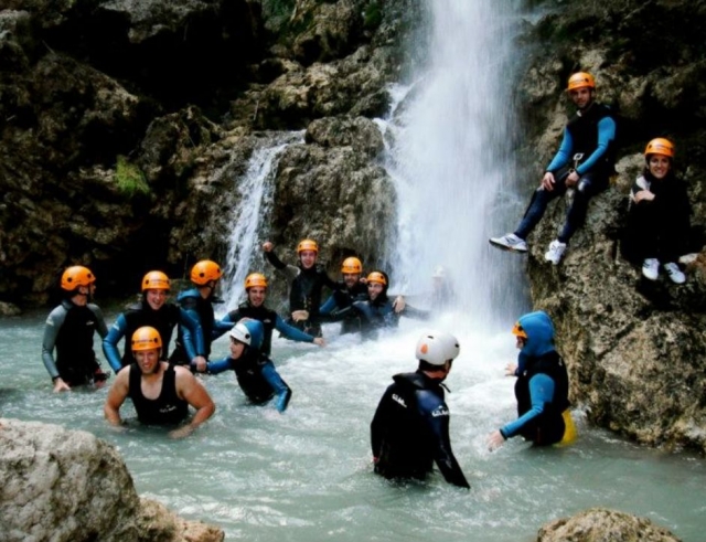 Disfrutando en grupo del barranco